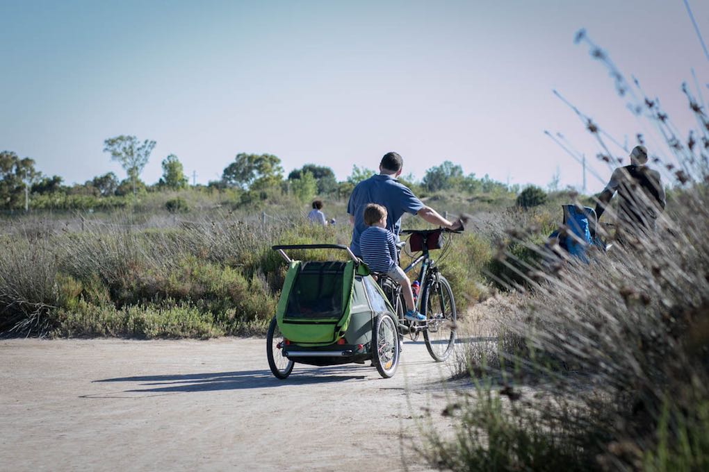 Por Riumar, en el Delta del Ebro, en familia. Foto: Pekebikers. Por Riumar, en el Delta del Ebro, en familia. Foto: Pekebikers.