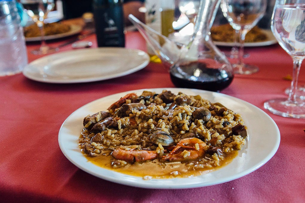 El arroz a la olla que prepara Joan, acompañado de embutidos y 'pa amb tomaca'. El arroz a la olla que prepara Joan, acompañado de embutidos y 'pa amb tomaca'.