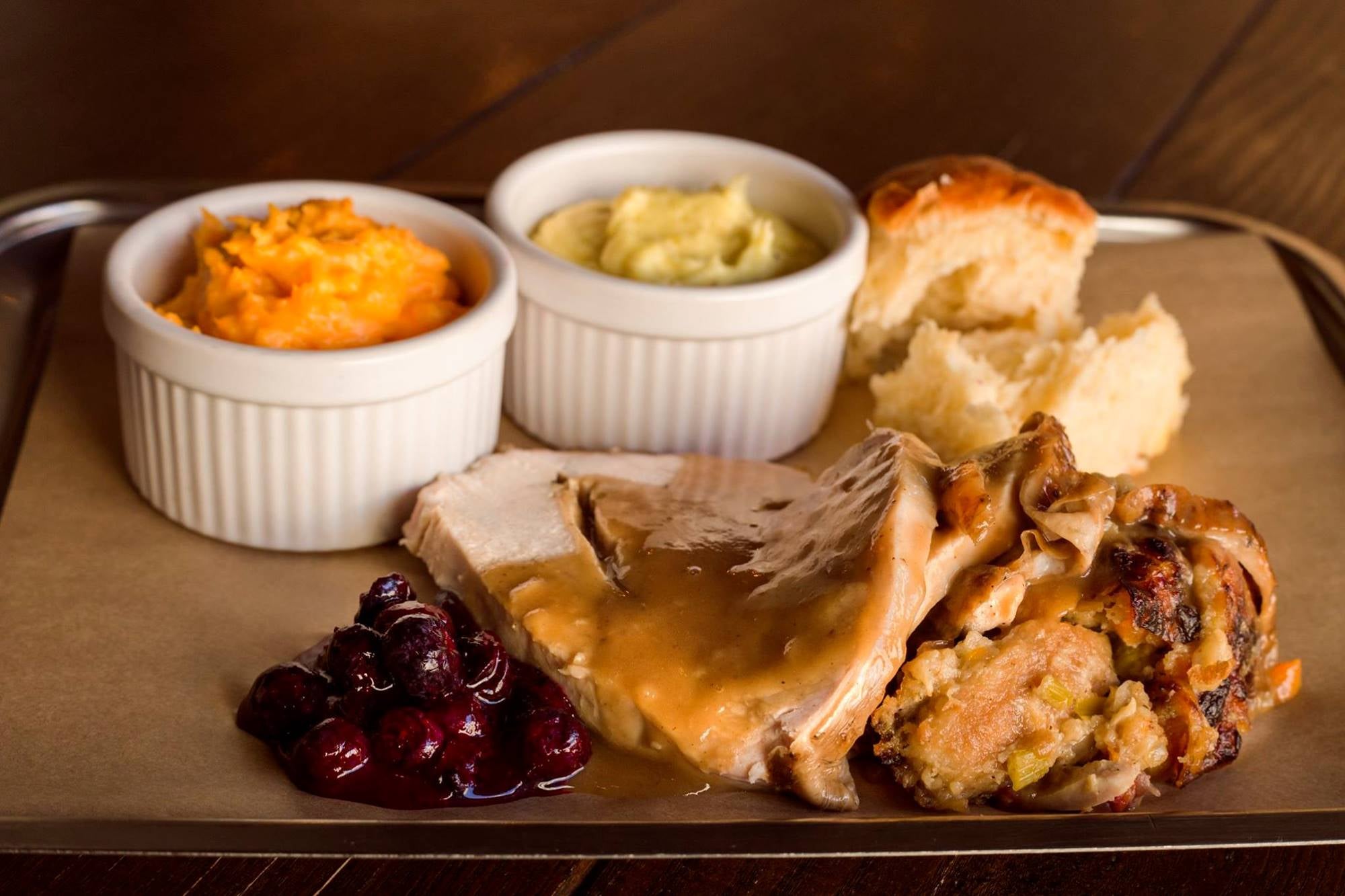 El pavo al estilo americano con puré de patata, puré de boniato, salsa de arándanos y salsa 'gravy' de 'Jimbo Smokehouse' Foto: Facebook 'Jimbo Smokehouse' El pavo al estilo americano con puré de patata, puré de boniato, salsa de arándanos y salsa 'gravy' de 'Jimbo Smokehouse' Foto: Facebook 'Jimbo Smokehouse'