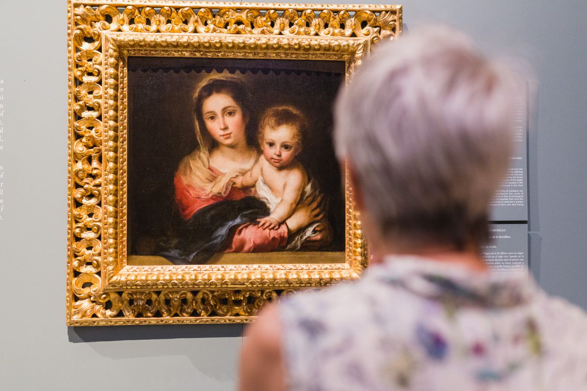 Una mujer observa el cuadro de 'La Virgen con el Niño' de Murillo en el Museo de Bellas Artes de Sevilla. Una mujer observa el cuadro de 'La Virgen con el Niño' de Murillo en el Museo de Bellas Artes de Sevilla.