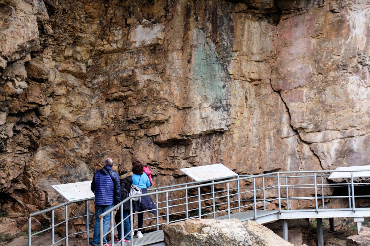 Cueva con pinturas rupestre en Cañamero, en la comarca de las Villuercas (Cáceres). Cueva con pinturas rupestre en Cañamero, en la comarca de las Villuercas (Cáceres).