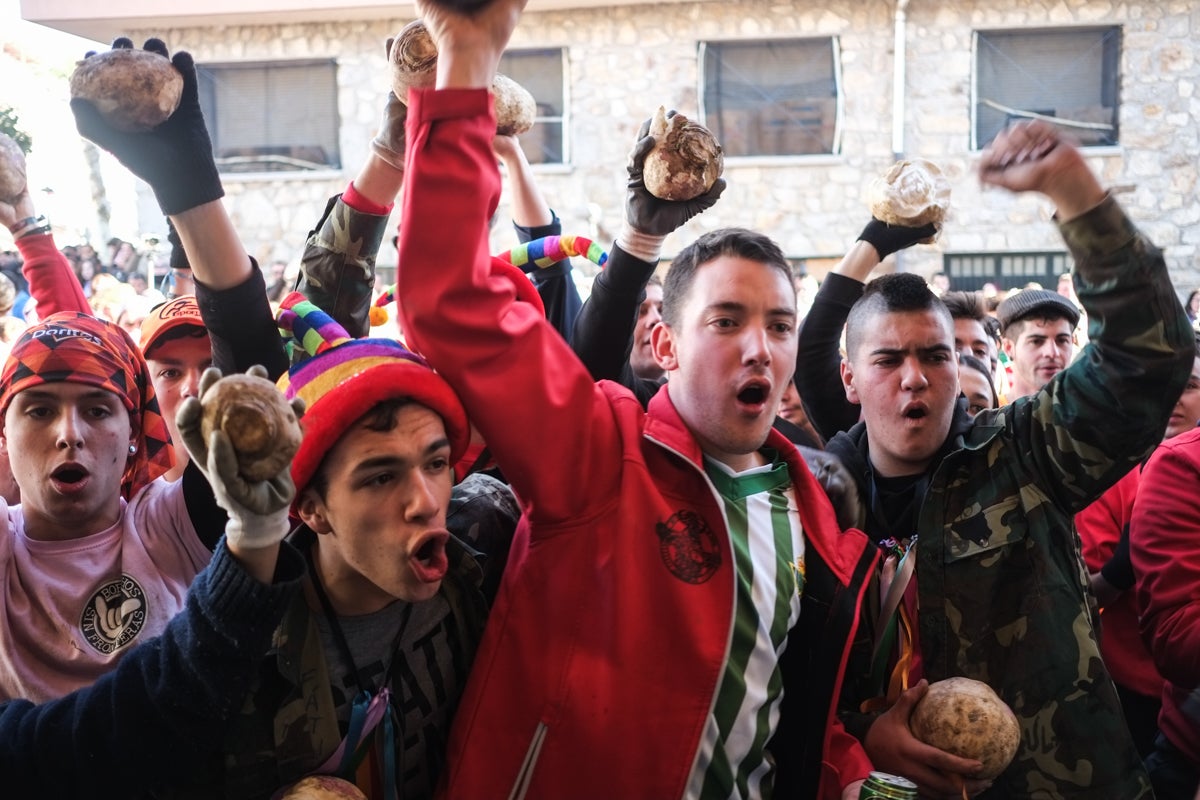 Los piornalegos se preparan para la salida del Jarramplas. Los piornalegos se preparan para la salida del Jarramplas.