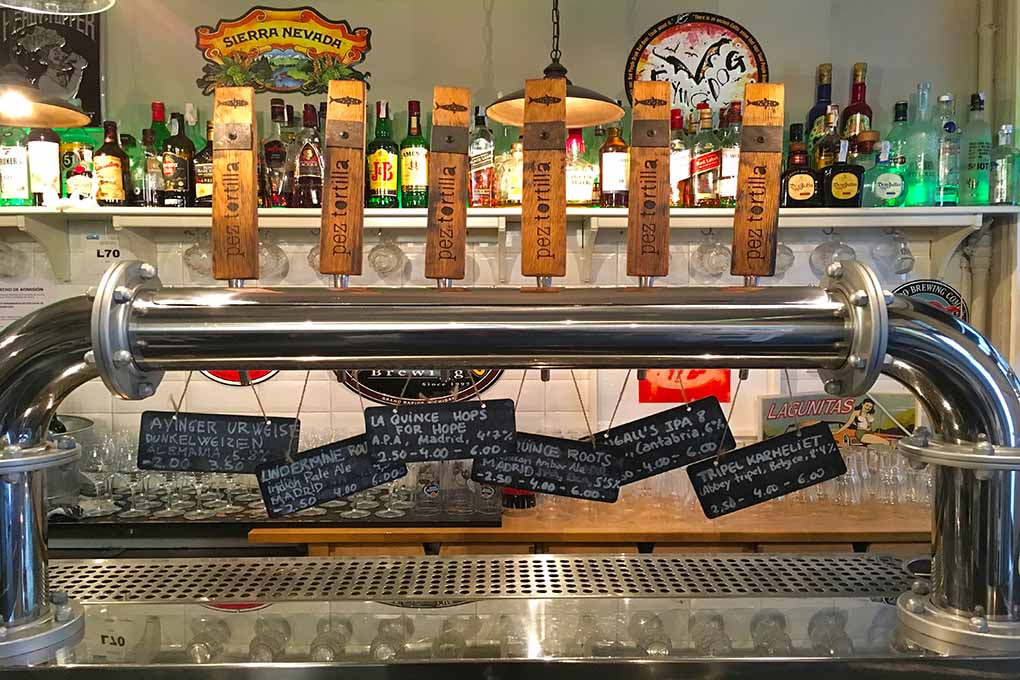 En 'Pez Tortilla' sus especialidades se riegan con una buena selección de cerveza artesana. Foto: Luis Blasco. En 'Pez Tortilla' sus especialidades se riegan con una buena selección de cerveza artesana. Foto: Luis Blasco.