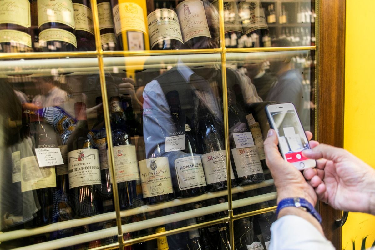 La vinoteca cuenta con joyas de todo el mundo. La vinoteca cuenta con joyas de todo el mundo.