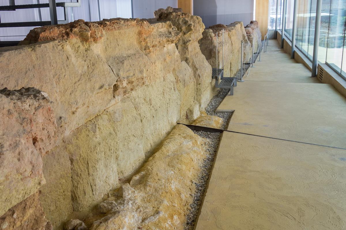 Restos de la muralla púnica, la ciudad tuvo un gran auge antes incluso de ser romanizada. Foto: Ramón Peco y Manuel Martínez. Restos de la muralla púnica, la ciudad tuvo un gran auge antes incluso de ser romanizada. Foto: Ramón Peco y Manuel Martínez.