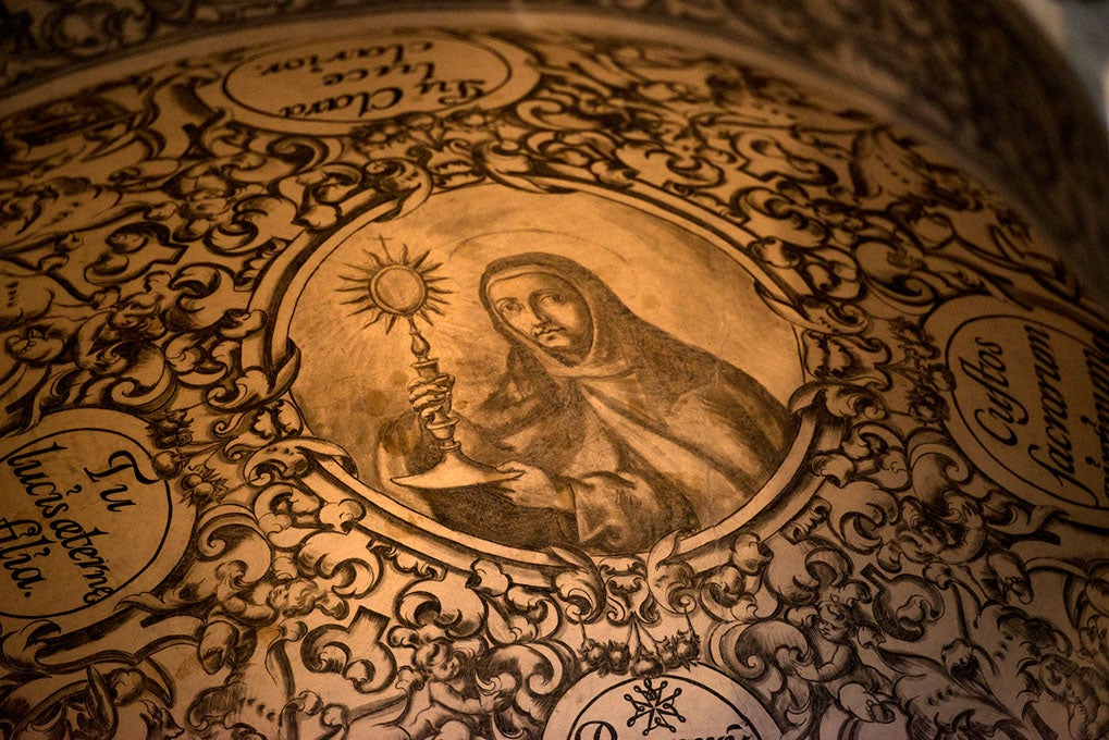 Detalle de una de las pinturas donde aparece una virgen Detalle de una de las pinturas donde aparece una virgen