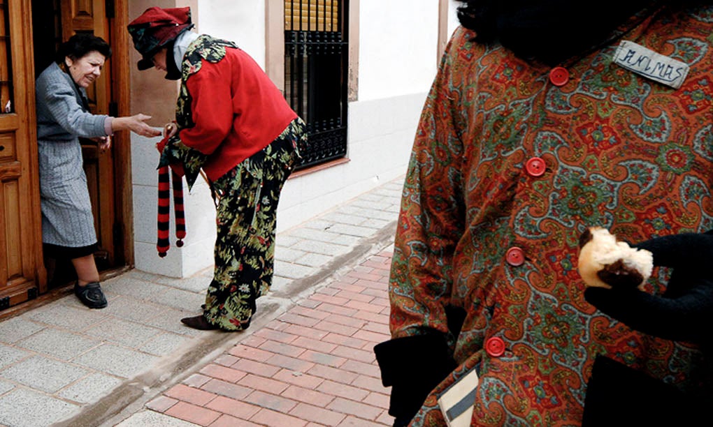 El donativo para las ánimas se mete en un gran calcetín. Foto: Manuel Ruiz Toribio. El donativo para las ánimas se mete en un gran calcetín. Foto: Manuel Ruiz Toribio.