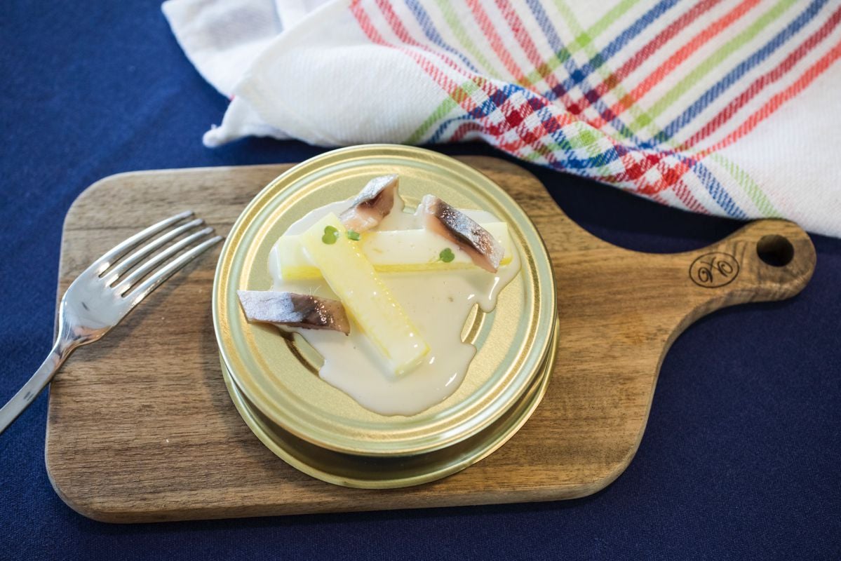 Tapa de nabo blanco impregnado con sardina ahumada y pilpil del restaurante Saor, en Valencia. Tapa de nabo blanco impregnado con sardina ahumada y pilpil del restaurante Saor, en Valencia.