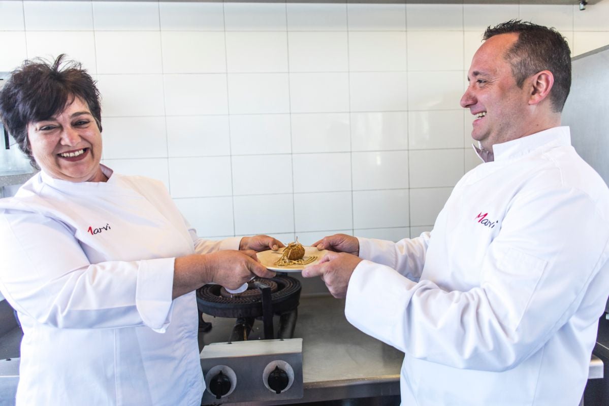 Tino Fernández y su mujer del restaurante 'Marvi', en Valencia. Tino Fernández y su mujer del restaurante 'Marvi', en Valencia.