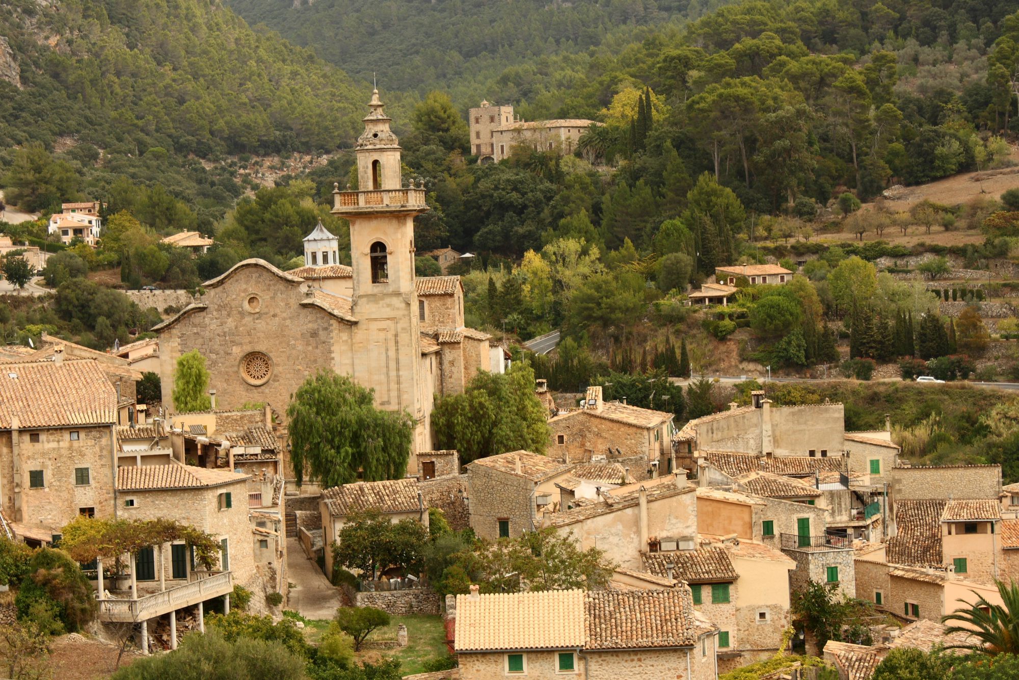 Una de las clásicas postales de Valldemosa es la que preside la iglesia de Sant Bartomeu, de origen gótico. Foto: Shutterstock. Una de las clásicas postales de Valldemosa es la que preside la iglesia de Sant Bartomeu, de origen gótico. Foto: Shutterstock.