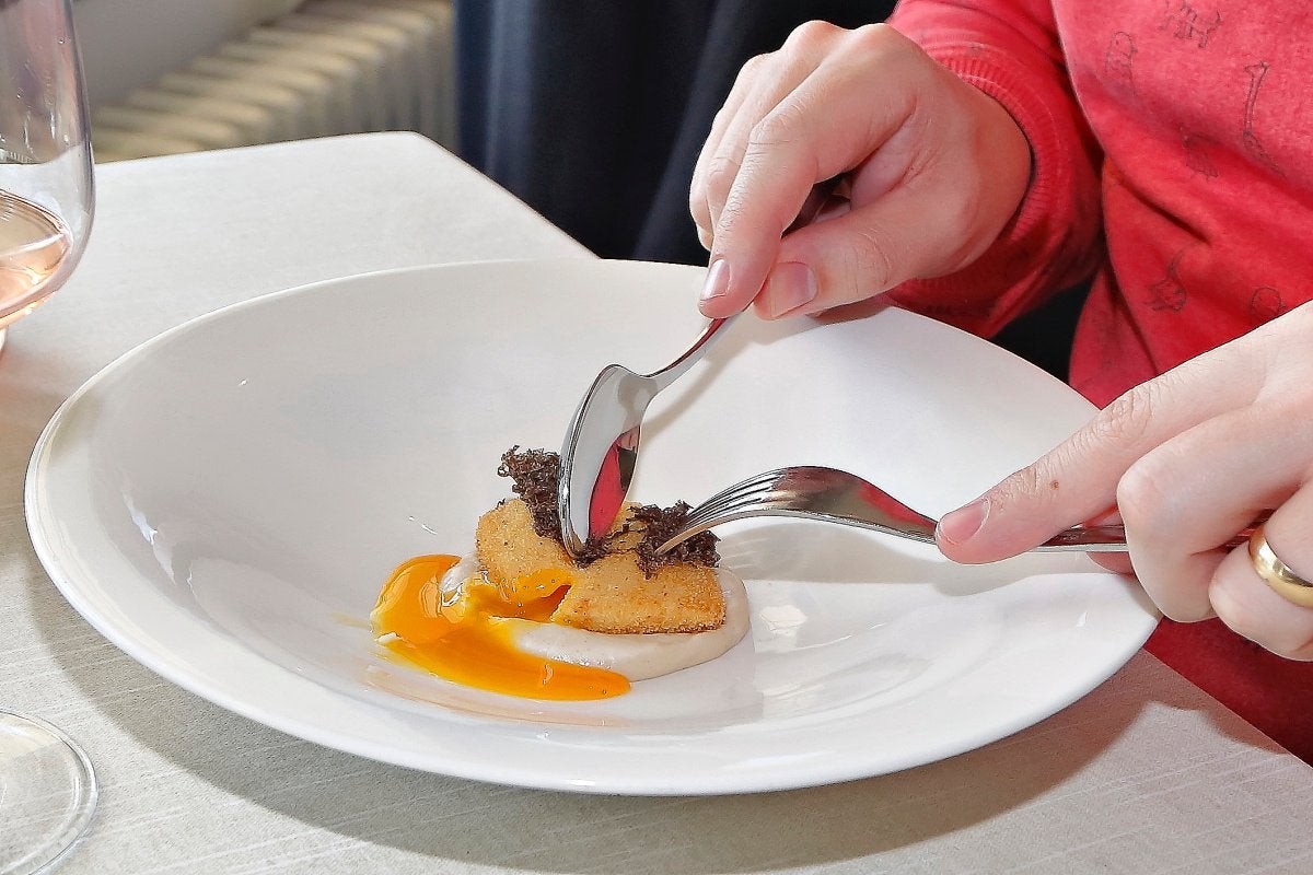Al romper la croqueta, el intenso naranja de la yema pringa todo el plato. Al romper la croqueta, el intenso naranja de la yema pringa todo el plato.