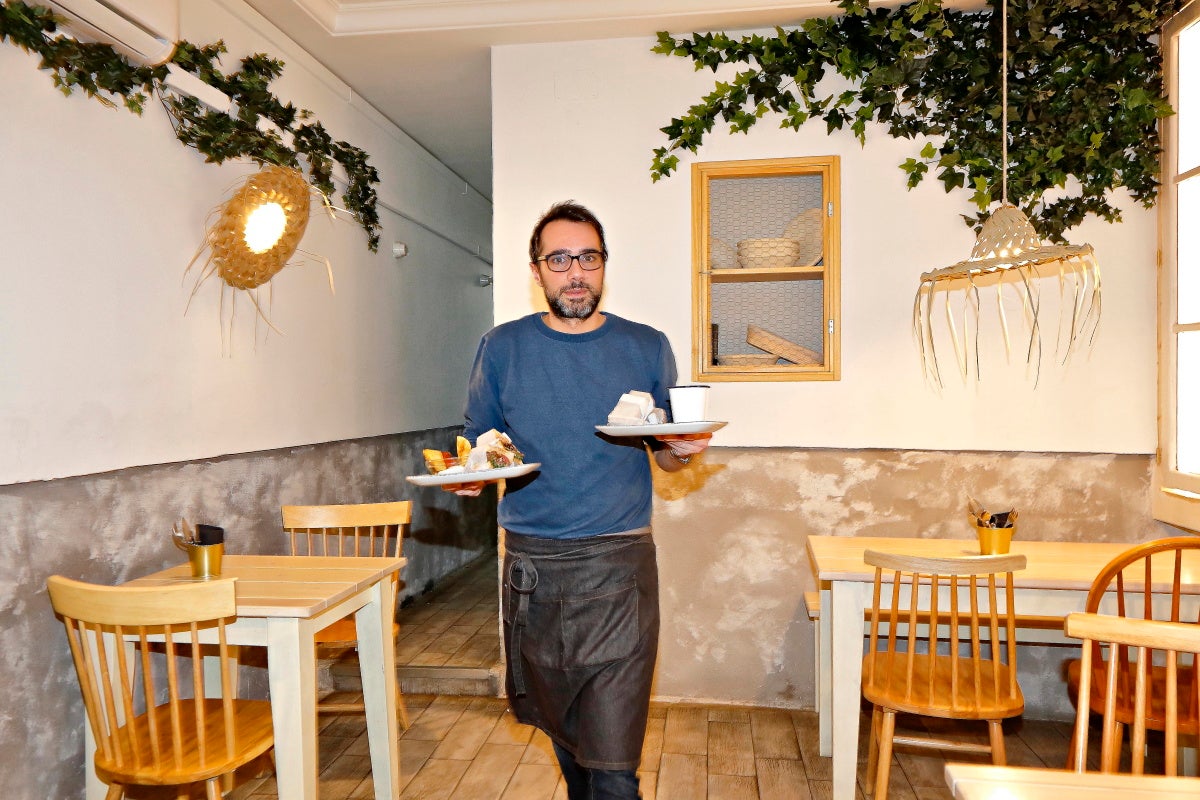 El dueño del local 'Crumb', en Madrid, recogiendo una mesa. El dueño del local 'Crumb', en Madrid, recogiendo una mesa.