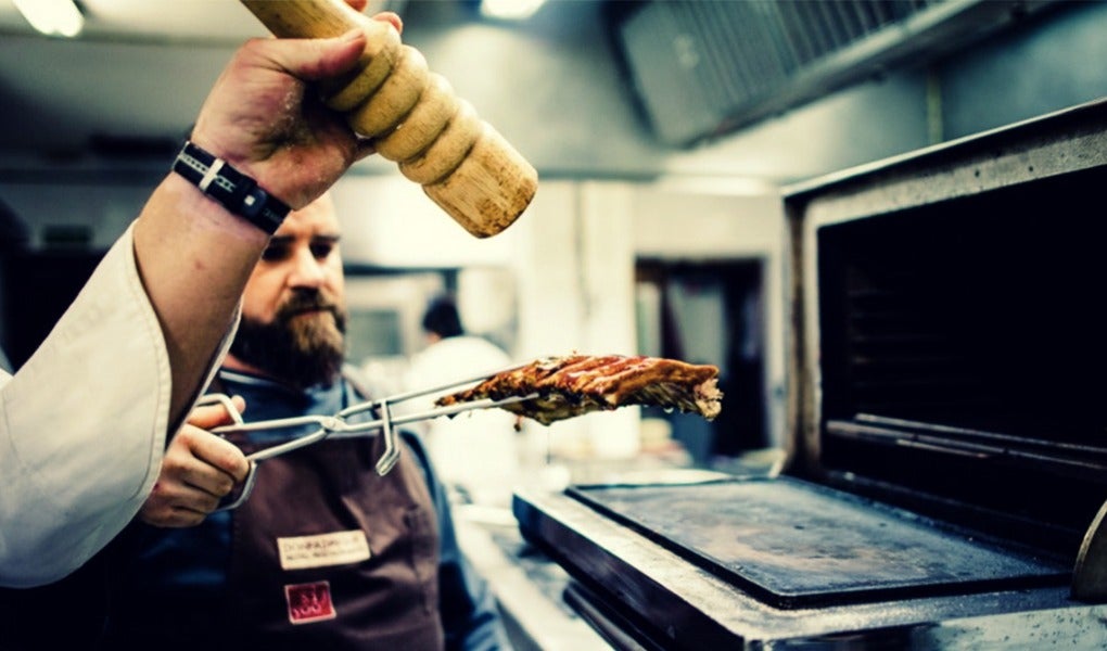 El trabajo en las cocinas de Don Fadrique. Foto: Don Fadrique. El trabajo en las cocinas de Don Fadrique. Foto: Don Fadrique.