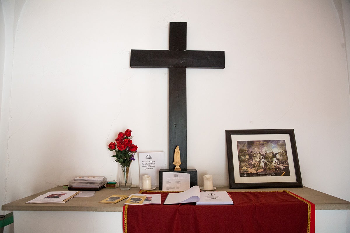 Vista del altar de la ermita del cementerio de La Florida, con el libro de firmas, en Madrid. Vista del altar de la ermita del cementerio de La Florida, con el libro de firmas, en Madrid.