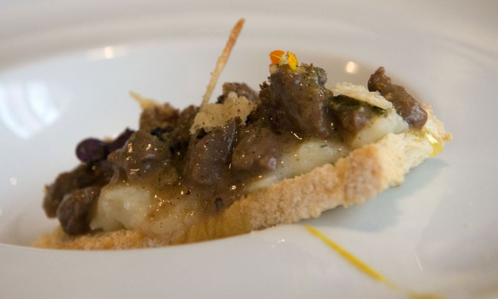 Daditos de ciervo marinado sobre pan de Cruz, flores y chips de verduras de invierno. Daditos de ciervo marinado sobre pan de Cruz, flores y chips de verduras de invierno.