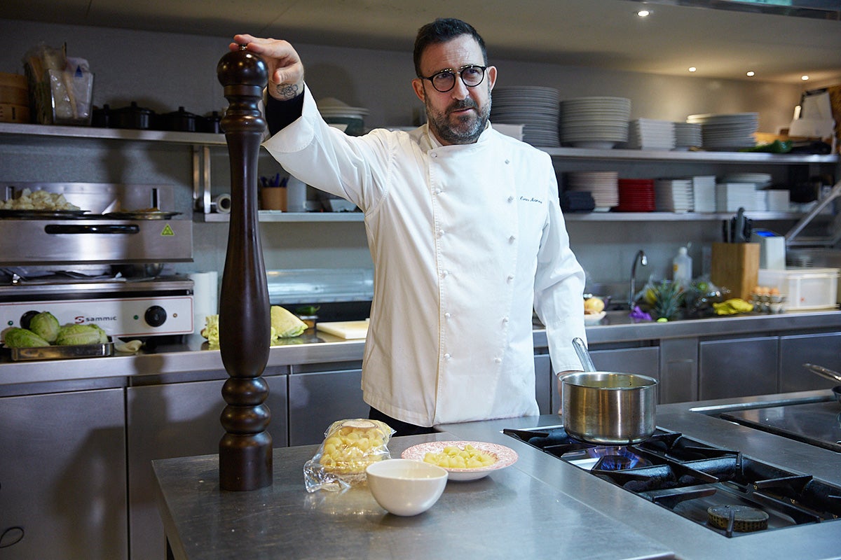 El cocinero Òscar Manresa preparando nuestro menú. El cocinero Òscar Manresa preparando nuestro menú.
