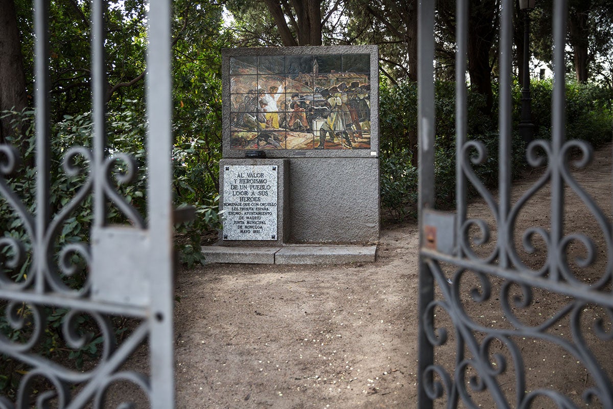 La verja de entrada al cementerio de La Florida, en Madrid.