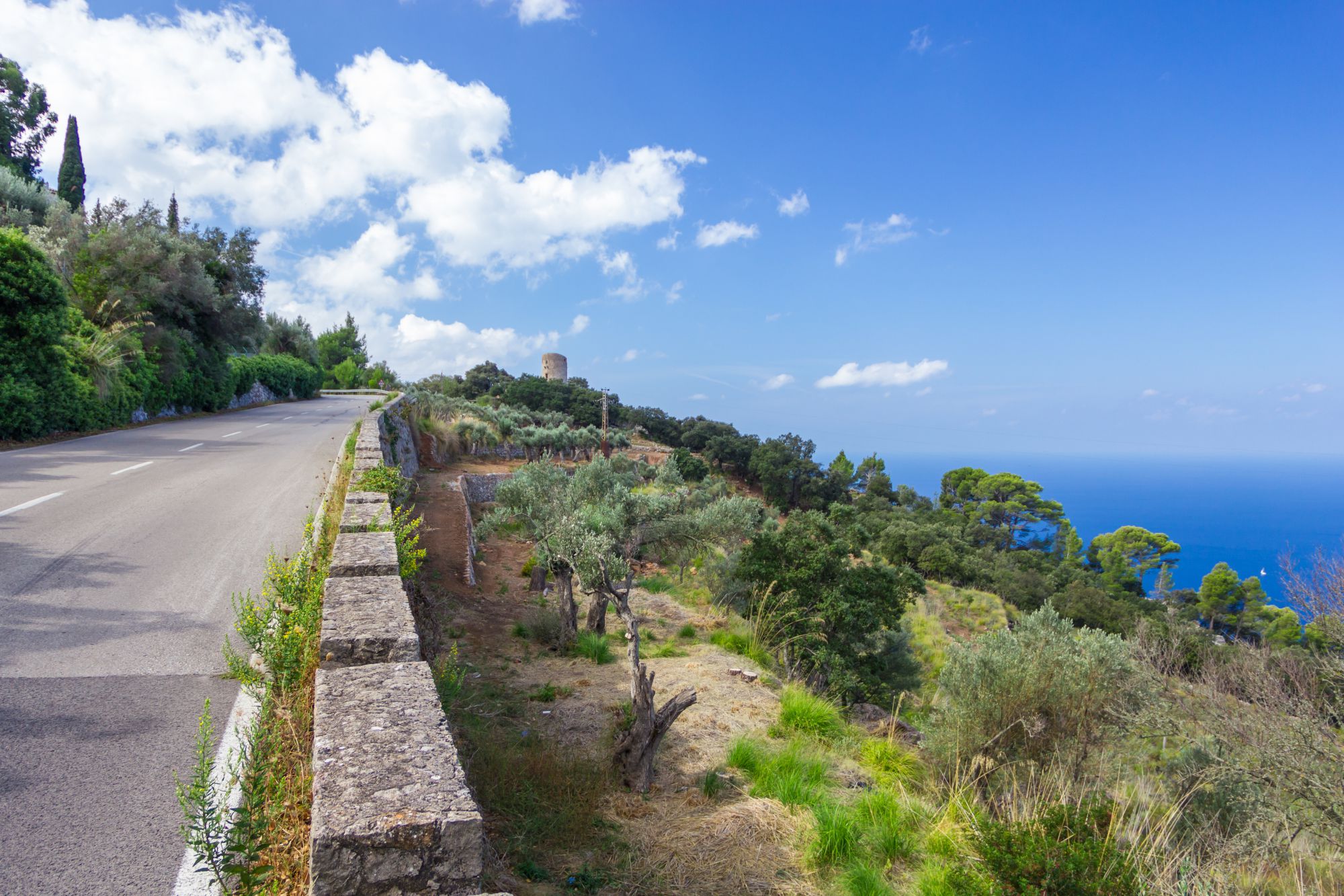 Por la Serra de Tramuntana se pueden ver numerosas antiguas torres de vigilancia y defensa. Foto: Shutterstock. Por la Serra de Tramuntana se pueden ver numerosas antiguas torres de vigilancia y defensa. Foto: Shutterstock.
