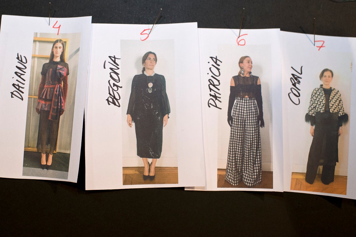 Secuencia del orden por el que desfilarán las modelos con sus vestidos en el backstage de la Fashion Week. Secuencia del orden por el que desfilarán las modelos con sus vestidos en el backstage de la Fashion Week.