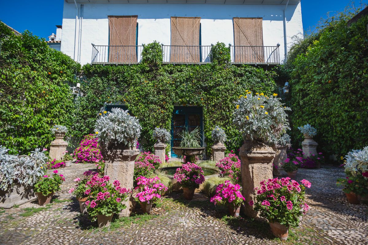 El Archivo Histórico del palacio, con documentos desde el siglo XV, da a uno de los patios. El Archivo Histórico del palacio, con documentos desde el siglo XV, da a uno de los patios.