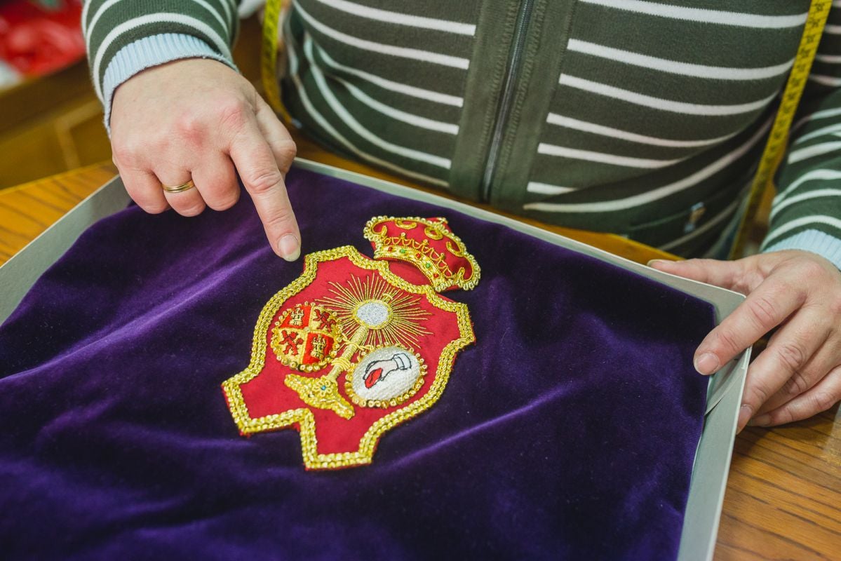 Durante el resto del año, en 'La Casa del Nazareno' se bordan a mano los escudos para los antifaces de los nazarenos. Durante el resto del año, en 'La Casa del Nazareno' se bordan a mano los escudos para los antifaces de los nazarenos.